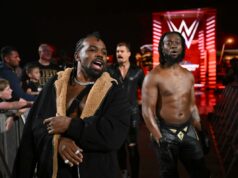 A saída de New Day da WWE apenas levanta mais preocupações com TKO Xavier Woods e Kofi Kingston (New Day) com Grayson Waller no ringue durante Monday Night RAW