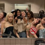 Margot Robbie, Rachel Sennott, Gracie Abrams, Lisa, Rose e Ayo Edebiri tiram uma selfie no banheiro no Met Gala.