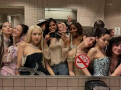 A selfie do banheiro Met Gala 2026 revelada e mais fotos de estrelas Margot Robbie, Rachel Sennott, Gracie Abrams, Lisa, Rose e Ayo Edebiri tiram uma selfie no banheiro no Met Gala.