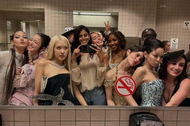 Margot Robbie, Rachel Sennott, Gracie Abrams, Lisa, Rose e Ayo Edebiri tiram uma selfie no banheiro no Met Gala.