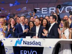 A startup geotérmica Fervo Energy atinge 33% na estreia do IPO, impulsionada pela demanda de data center de IA People applauding a new stock listing on the Nasdaq.