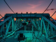 A startup nuclear Deep Fission diz que vai abrir o capital novamente e eu tenho dúvidas A drilling rig stands in front of a sunset.