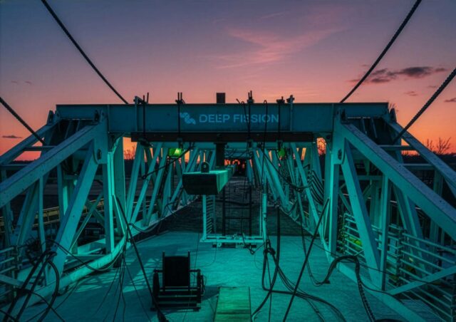 A startup nuclear Deep Fission diz que vai abrir o A drilling rig stands in front of a sunset.