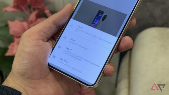 Uma mão segurando um telefone Android com o Snapseed exibido na tela