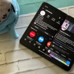 Um Google Pixel Fold em uma mesa de madeira no modo tablet