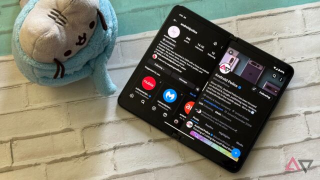 Um Google Pixel Fold em uma mesa de madeira no modo tablet