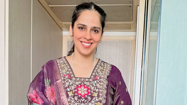 A tenista indiana Saina Nehwal fica linda de roxo
