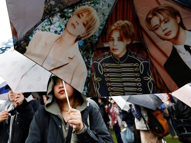 FOTO DO ARQUIVO: O grupo Kpop BTS se apresenta durante o show 'BTS The Comeback Live Arirang' no centro de Seul, Coreia do Sul, 21 de março de 2026. REUTERS/Kim Hong-ji/Pool EDITORIAL SOMENTE PARA USO./Foto de arquivo
