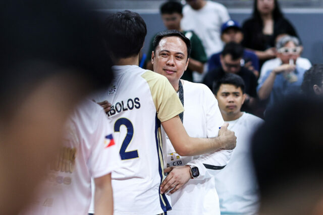 Treinador do NU Bulldogs, Dante Alinsunurin