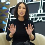 Emily Abraham é metade de uma revendedora de alta moda Love Luxury, que tem lojas em Londres e Dubai e um grande número de seguidores nas redes sociais