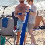Angela Rayner deixou o caos trabalhista para trás hoje quando foi flagrada aproveitando a onda de calor sufocante da Grã-Bretanha na praia de Brighton
