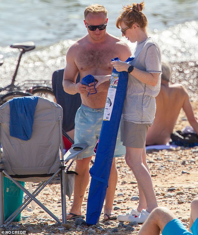 A vida é uma praia para Ange! Rayner faz uma pausa no caos trabalhista enquanto aproveita a onda de calor de maio em Brighton com o amante do ex-parlamentar – depois que o ex-vice-primeiro-ministro resolve a conta de impostos e aguarda o retorno do gabinete