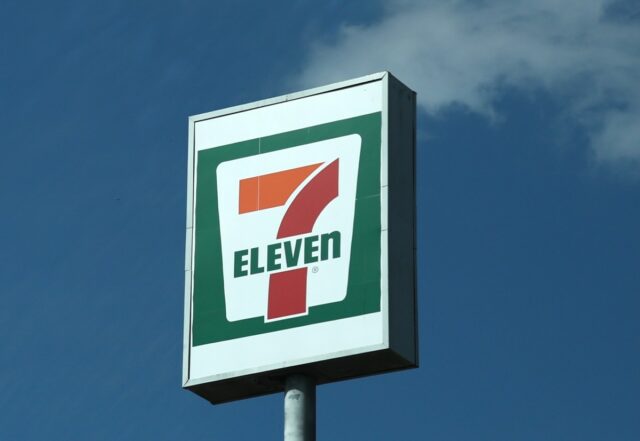 A violação de dados da 7-Eleven afeta os dados pessoais a photo of the 7-Eleven sign in Texas.