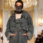 A marca francesa Nour Turbans apresentou looks de cobertura completa na Paris Modest Fashion Week, onde marcas de moda de todo o mundo apresentaram suas últimas coleções