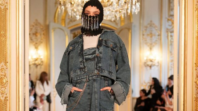 A marca francesa Nour Turbans apresentou looks de cobertura completa na Paris Modest Fashion Week, onde marcas de moda de todo o mundo apresentaram suas últimas coleções
