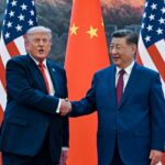 O presidente chinês Xi Jinping, à direita, aperta a mão do presidente dos EUA, Donald Trump, no Grande Salão do Povo em Pequim, quinta-feira, 14 de maio de 2026.