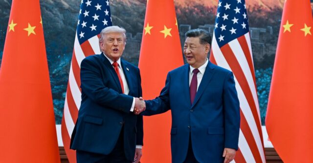 O presidente chinês Xi Jinping, à direita, aperta a mão do presidente dos EUA, Donald Trump, no Grande Salão do Povo em Pequim, quinta-feira, 14 de maio de 2026.