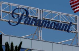 AGs estaduais enviam intimações à Paramount na investigação de fusão da Warner Bros. Logotipo da Warner Bros. exibido na torre de água da Warner Bros. (Crédito: Mario Tama/Getty Images)