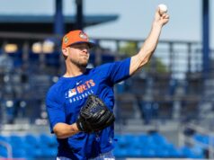 AJ Minter é removido da missão de reabilitação do Mets por causa de problema no quadril Um jogador de beisebol com uma camisa azul do Mets e um chapéu laranja jogando uma bola de beisebol durante o treinamento de primavera.