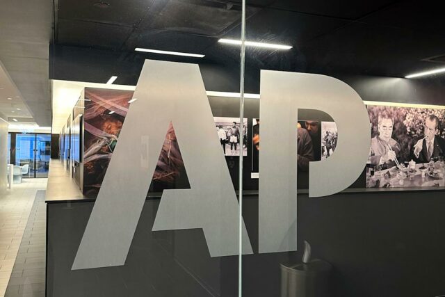 AP conclui reestruturação dos EUA com rodada de 20 demissões, parte do pivô estratégico do jornalismo impresso
