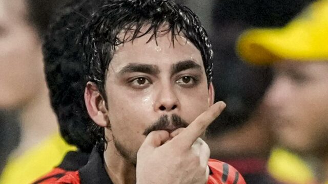 ASSISTIR: Ishan Kishan provoca os fãs do CSK com uma ASSISTIR: Ishan Kishan provoca os fãs do CSK com uma celebração de 'denúncia' depois que SRH se classifica para os playoffs