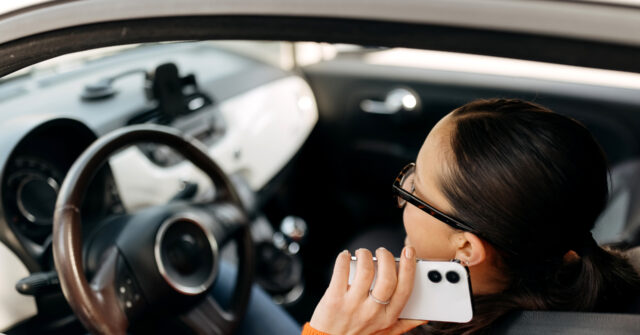 ASSISTIR: Mulher maneta da Flórida acusada de segurar o celular ASSISTIR: Mulher maneta da Flórida acusada de segurar o celular enquanto dirigia