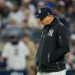 Aaron Boone caminha até o monte para uma mudança de arremesso.