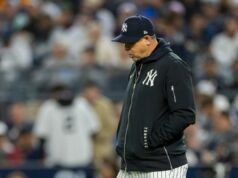 Aaron Boone confiante que os Yankees em dificuldades estão no lugar para começar a ‘arrancar vitórias’ após o adiamento da chuva Aaron Boone caminha até o monte para uma mudança de arremesso.