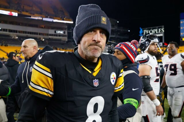 Aaron Rodgers ainda não tomou uma decisão sobre seu futuro no futebol em março de 2026.