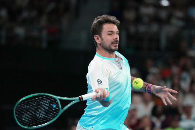 O tricampeão do Grand Slam, Stan Wawrinka, e o também jogador que está se aposentando, Gael Monfils, receberam wild cards para o Aberto da França na segunda-feira.