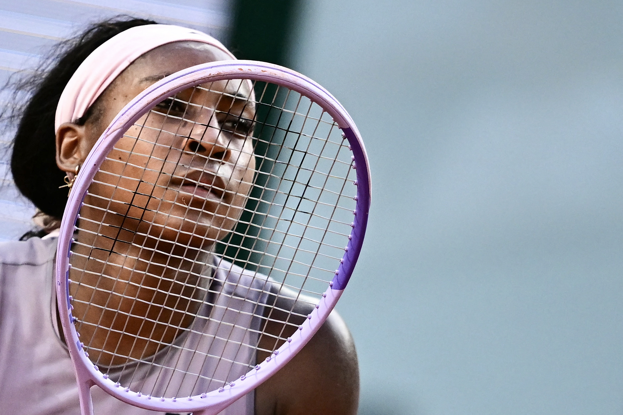 A defesa do título do Aberto da França da atual campeã Coco Gauff chegou ao fim na terceira rodada no sábado, quando as cabeças-de-chave Aryna Sabalenka e Naomi Osaka venceram e criaram um confronto de grande sucesso nas oitavas de final.