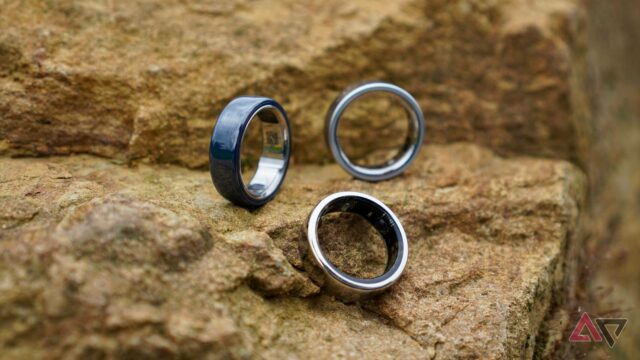 quatro anéis Ringly em cores diferentes