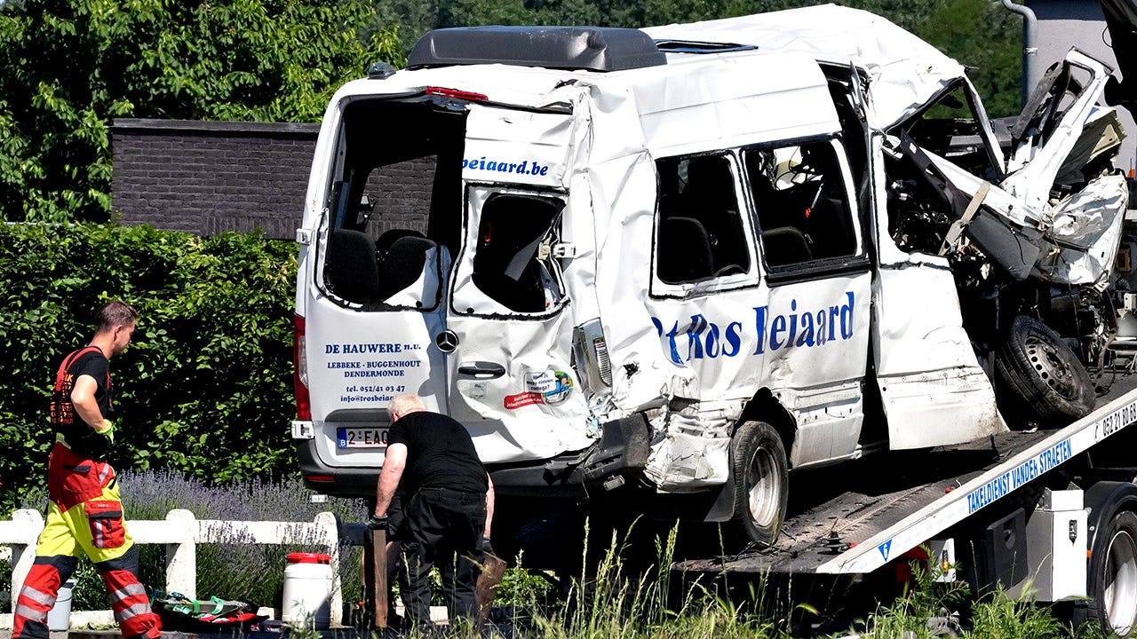 Acidente envolvendo trem em alta velocidade e microônibus na Bélgica deixa 4 mortos, incluindo 2 crianças