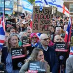 Apoiadores judeus se reuniram fora de Downing Street na noite passada para exigir que Sir Keir Starmer tomasse medidas para proteger a comunidade