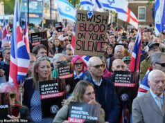 ‘Ações, não palavras’: Centenas de apoiadores judeus se unem – exigindo que Starmer proteja sua comunidade após o esfaqueamento de Golders Green Apoiadores judeus se reuniram fora de Downing Street na noite passada para exigir que Sir Keir Starmer tomasse medidas para proteger a comunidade