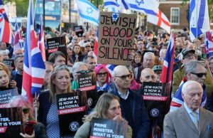 ‘Ações, não palavras’: Centenas de apoiadores judeus se unem – exigindo que Starmer proteja sua comunidade após o esfaqueamento de Golders Green Apoiadores judeus se reuniram fora de Downing Street na noite passada para exigir que Sir Keir Starmer tomasse medidas para proteger a comunidade
