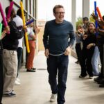 Acompanhe enquanto o novo diretor musical de LA Phil chega a Los Angeles, começando com In-N-Out, os Dodgers e um engarrafamento