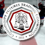 Logotipo da Commodity Futures Trading Commission exibido sobre jogadores de hóquei na pista de gelo durante o anúncio do acordo de integridade do mercado de previsão esportiva da NHL