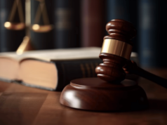 Acusação federal de fraude em cassino tem como alvo homem de Sacramento por investimento falso em cannabis Martelo de juiz de madeira na mesa do tribunal com livros jurídicos e balanças representando acusações federais de fraude e processos judiciais criminais. Acusação federal de fraude em cassino tem como alvo homem de Sacramento por investimento falso em cannabis