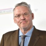 Adam McKay diz que ‘nenhum grupo é pior’ para a América do que os ‘liberais brancos’: ‘Eles estão ganhando muito com este sistema quebrado’