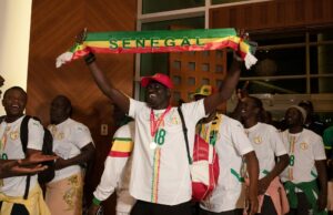 Adeptos de futebol do Senegal regressam a casa após perdão real em Marrocos Adeptos de futebol do Senegal regressam a casa após perdão real em Marrocos