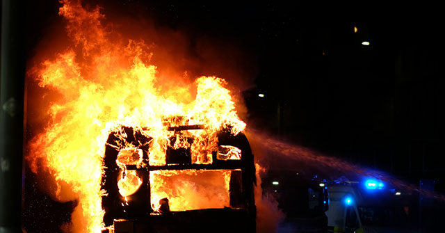 Adolescente acusado de incendiar ônibus do time de beisebol americano Adolescente acusado de incendiar ônibus do time de beisebol americano no Canadá