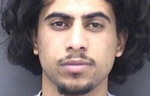 Adolescente é acusado de estuprar mulher em banheiro de praia Foto de custódia de Mohammed Abdullah, que tem cabelo preto espesso e cavanhaque e bigode