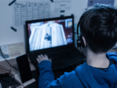 Adolescente processa empresas Roblox, Fortnite e Minecraft por suposto design de jogos viciante Adolescente jogando videogame online estilo Roblox em um laptop usando fone de ouvido em meio a preocupações com processos judiciais sobre jogos viciantes e microtransações