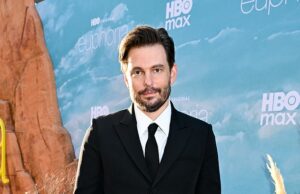 Afirma que o criador de Euphoria, Sam Levinson, ‘copiou’ o visual inicial do programa de uma diretora que se tornou viral depois que ele tomou uma nova direção para a terceira temporada criticada O criador de Euphoria, Sam Levinson, enfrentou acusações ressurgidas de que ele copiou a ideia inicial do programa da renomada fotógrafa e diretora Petra Collins