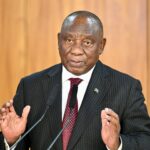 O presidente sul-africano Cyril Ramaphosa (CL) e o ex-ministro e negociador constitucional Roelf Meyer (CR) olham para os participantes durante a primeira Convenção Nacional na Universidade da África do Sul (UNISA) em Pretória, em 15 de agosto de 2025. A primeira Convenção Nacional marca o início do Diálogo Nacional (uma oportunidade onde todos os sul-africanos se reúnem para discutir os desafios do país) em reuniões locais, discussões nacionais e plataformas públicas destinadas a moldar um futuro melhor para os próximos trinta anos. (Foto de Phill Magakoe/AFP)