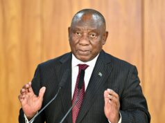 África do Sul planeia investigação de impeachment presidencial devido ao escândalo ‘Farmgate’ O presidente sul-africano Cyril Ramaphosa (CL) e o ex-ministro e negociador constitucional Roelf Meyer (CR) olham para os participantes durante a primeira Convenção Nacional na Universidade da África do Sul (UNISA) em Pretória, em 15 de agosto de 2025. A primeira Convenção Nacional marca o início do Diálogo Nacional (uma oportunidade onde todos os sul-africanos se reúnem para discutir os desafios do país) em reuniões locais, discussões nacionais e plataformas públicas destinadas a moldar um futuro melhor para os próximos trinta anos. (Foto de Phill Magakoe/AFP)