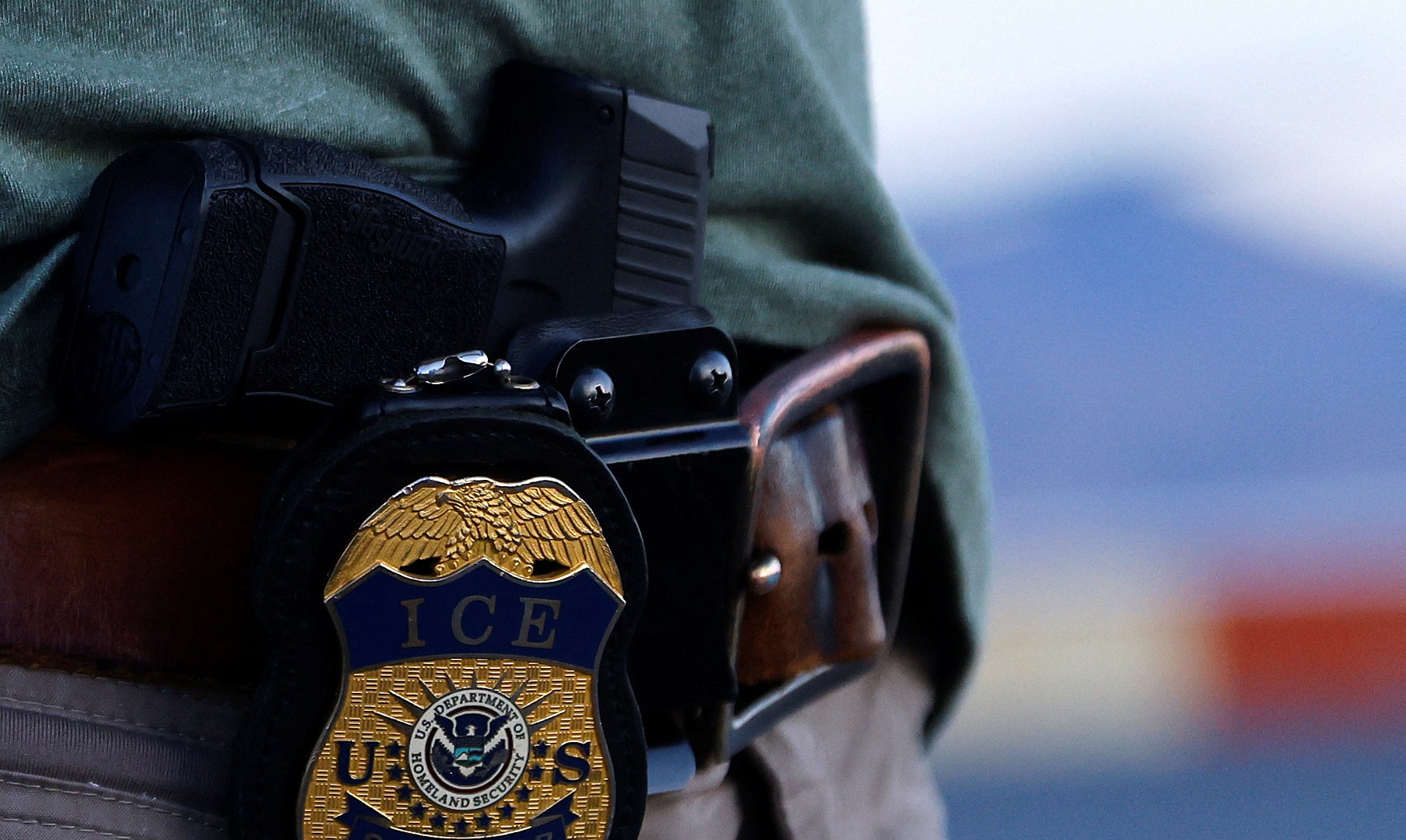 Agente do ICE é preso por atirar em venezuelano em operação de imigração dos EUA