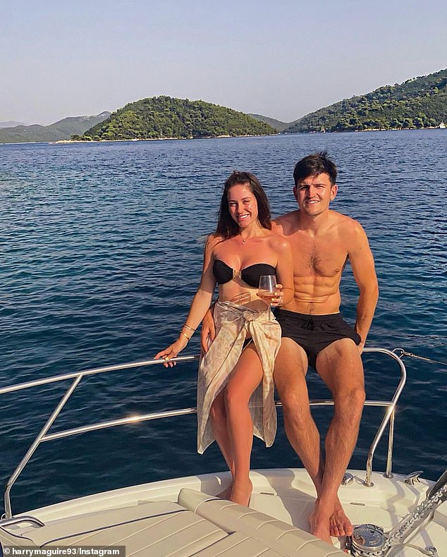 Agora a ESPOSA de Harry Maguire entra na disputa da A esposa de Harry Maguire, Fern, criticou a decisão de expulsar o jogador da seleção para a Copa do Mundo