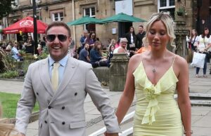 Alan Halsall, 43, SE SEPARA da namorada mais jovem Ellie Dolan, 26, enquanto o ator de Coronation Street remove todos os vestígios do funcionário de RH das redes sociais O ator de Coronation Street, Alan Halsall, se separou discretamente de sua namorada mais nova, Ellie Dolan, após mais de um ano de namoro